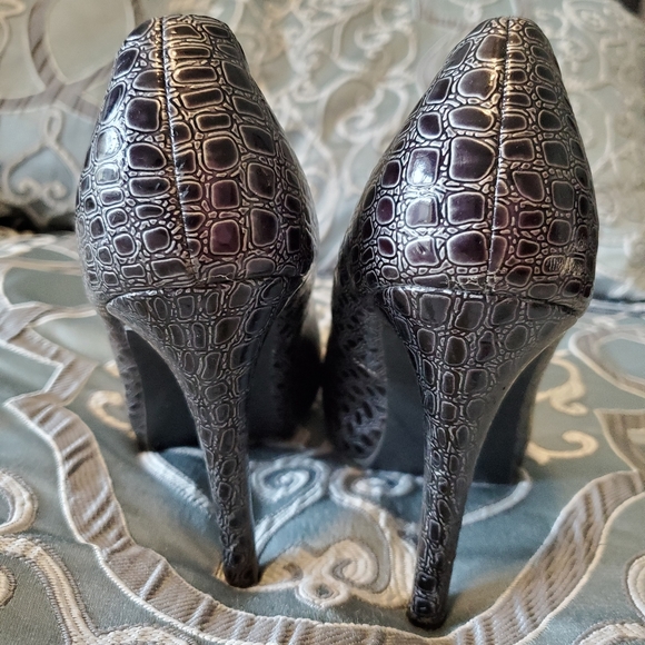 Black and silver faux 🐊 heels - Picture 3 of 6